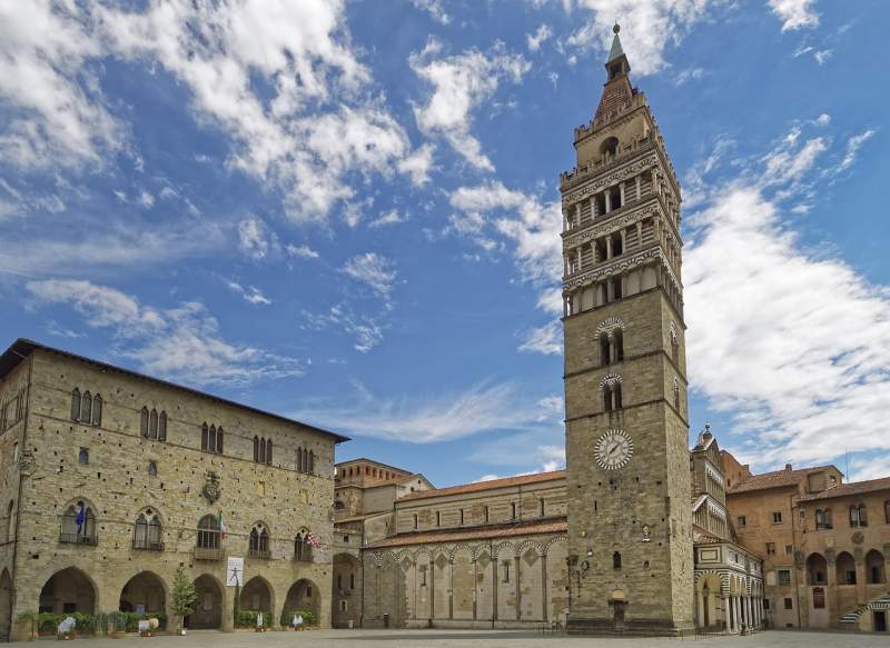 Piazza del Duomo di Pistoia: storia, monumenti e curiosità